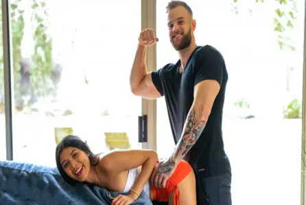 HOCK.25.01.02 他把奶油般的精液射在她的阴户上，然...