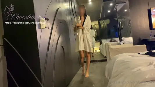 比基尼辣妹户外泳池激情野战 湿身诱惑让人欲罢不能